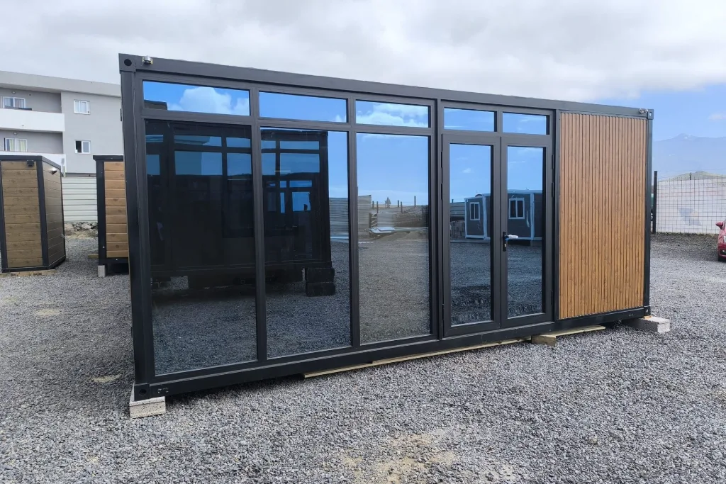 Edificio modular negro con grandes ventanales de cristal